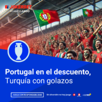 La Imagen Muestra A Una Multitud De Aficionados En Un Estadio, Ondeando Banderas De Portugal Y Animando Con Entusiasmo. En La Parte Inferior, Dentro De Un Recuadro Azul, Se Lee El Texto 