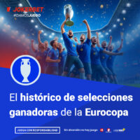 La Imagen Es Un Gráfico Promocional De Jokerbet Relacionado Con El Fútbol, Específicamente Sobre El Histórico De Selecciones Ganadoras De La Eurocopa. En La Parte Superior De La Imagen, Aparece El Logotipo De Jokerbet Con El Hashtag #DAMOSJUEGO. El Centro De La Imagen Muestra A Un Grupo De Jugadores Vestidos Con El Uniforme Azul, Celebrando En Un Estadio Iluminado. Uno De Los Jugadores Está Levantando Un Trofeo Mientras Los Demás Celebran Con Gestos De Alegría Y Entusiasmo. En La Parte Inferior, Dentro De Un Recuadro Azul, Se Lee El Texto 