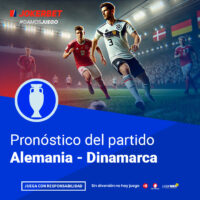 La Imagen Muestra A Jugadores De Los Equipos De Alemania Y Dinamarca Disputando Un Balón En Un Estadio Lleno De Aficionados. En La Parte Inferior, Dentro De Un Recuadro Azul, Se Lee El Texto 