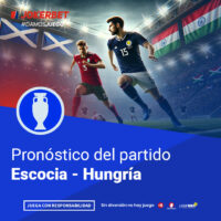 La Imagen Muestra A Jugadores De Los Equipos De Escocia Y Hungría En Acción En Un Estadio Iluminado Y Lleno De Espectadores. En La Parte Inferior, Dentro De Un Recuadro Azul, Se Lee El Texto 