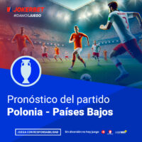 La Imagen Es Un Gráfico Promocional De Jokerbet Relacionado Con El Fútbol, Específicamente Sobre El Pronóstico Del Partido Entre Polonia Y Países Bajos. En La Parte Superior De La Imagen, Aparece El Logotipo De Jokerbet Con El Hashtag #DAMOSJUEGO. El Gráfico Muestra A Jugadores De Los Equipos De Polonia Y Países Bajos En Acción En Un Estadio Iluminado Y Lleno De Espectadores. En La Parte Inferior, Dentro De Un Recuadro Azul, Se Lee El Texto 