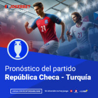 La Imagen Muestra A Jugadores De Los Equipos De La República Checa Y Turquía En Un Enfrentamiento En Un Estadio Lleno De Espectadores Y Bien Iluminado. En La Parte Inferior, Dentro De Un Recuadro Azul, Se Lee El Texto 