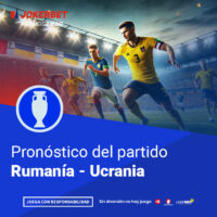 La Imagen Es Un Gráfico Promocional De Jokerbet Relacionado Con El Fútbol, Específicamente Sobre El Pronóstico Del Partido Entre Rumanía Y Ucrania. En La Parte Superior De La Imagen, Aparece El Logotipo De Jokerbet Con El Hashtag #DAMOSJUEGO. El Gráfico Muestra A Jugadores De Los Equipos De Rumanía Y Ucrania En Acción En Un Estadio Iluminado Y Lleno De Espectadores. En La Parte Inferior, Dentro De Un Recuadro Azul, Se Lee El Texto 