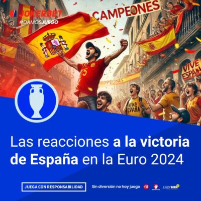 La Imagen Muestra A Una Multitud De Aficionados Españoles Celebrando En Una Calle Abarrotada. Todos Visten Camisetas Rojas De La Selección De España Y Ondean Banderas Españolas. En El Centro, Un Aficionado Levantado Por Otros Sostiene Una Bandera De España Y Grita De Júbilo. En El Fondo, Se Ven Más Banderas Y Una Pancarta Que Dice 